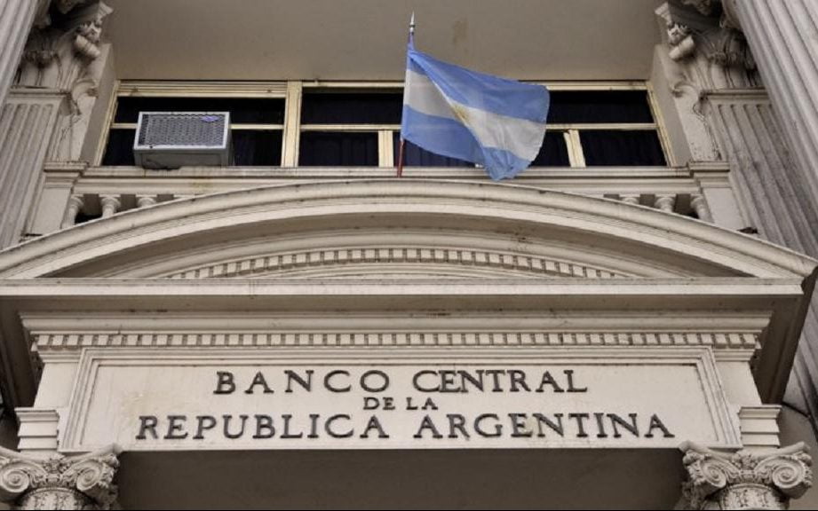 ممنوعیت خرید دلار توسط بانکهای آرژانتین با هدف کاهش نرخ ارز