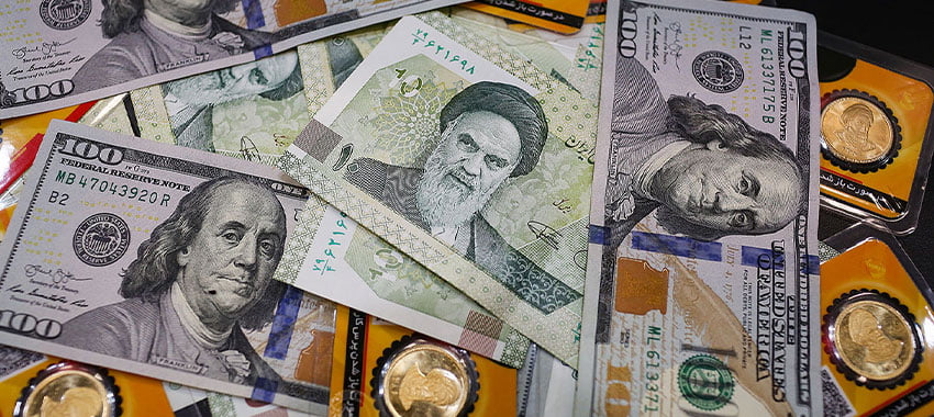 ترس در بازار دلار ایران - قیمت سکه ریزش کرد