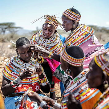 زیورآلات سنتی با مهره های رنگی توسط زنان در شهرستان سامبورو- کنیا