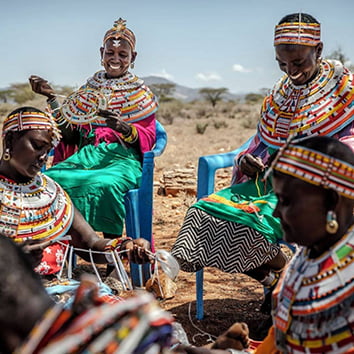 زیورآلات سنتی با مهره های رنگی توسط زنان در شهرستان سامبورو- کنیا