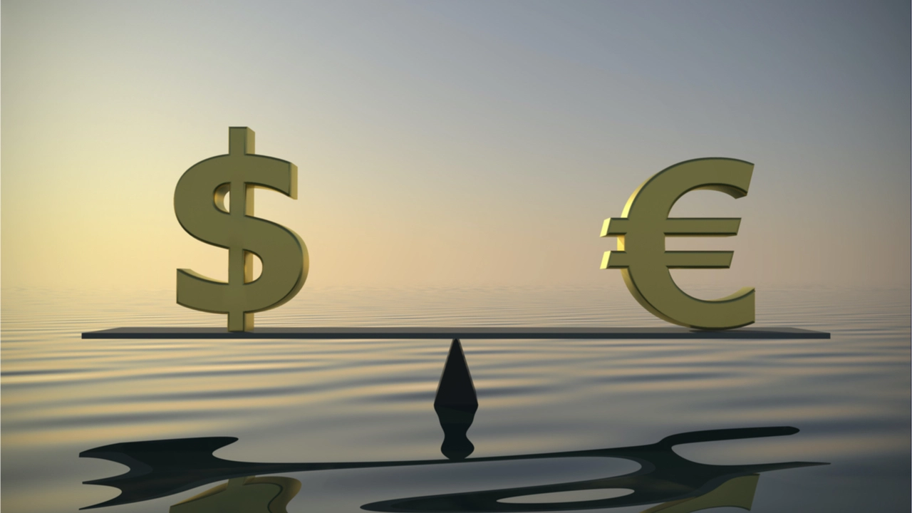 یورو فقط یک قدم تا برابری با دلار